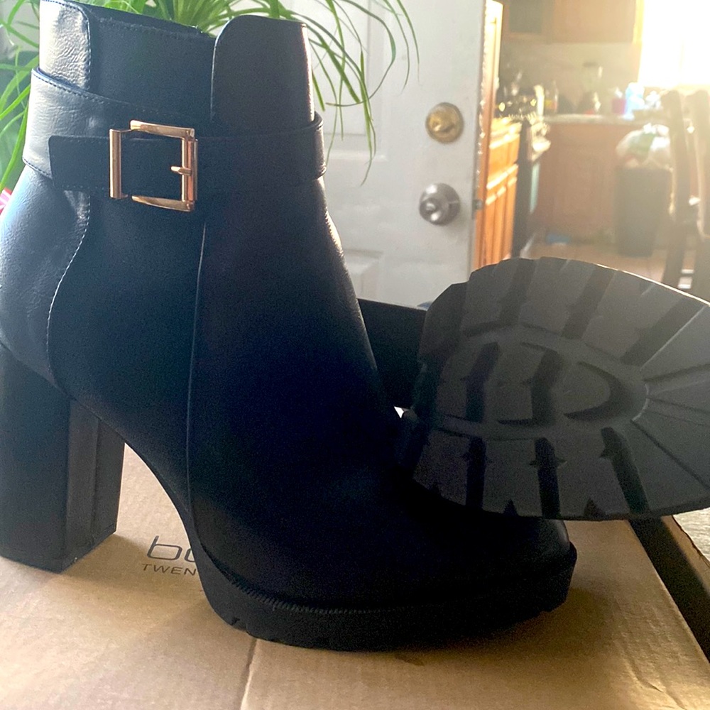 Boots from boohoo in a size 10 never worn only when I tried them on.